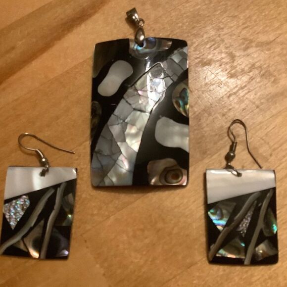 ABALONE SHELL PENDANT EARRINGS SET​​ - Picture 10 of 10